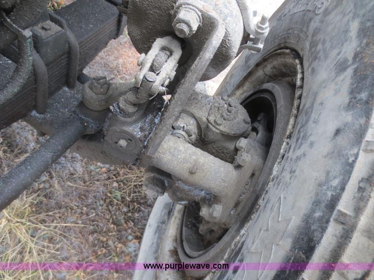 image for item F8177 1996 Ford LNT9000 truck cab and chassis