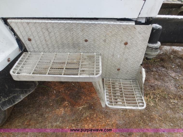 image for item F8177 1996 Ford LNT9000 truck cab and chassis