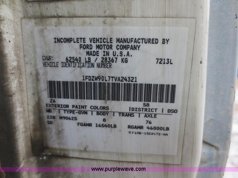 image for item F8177 1996 Ford LNT9000 truck cab and chassis