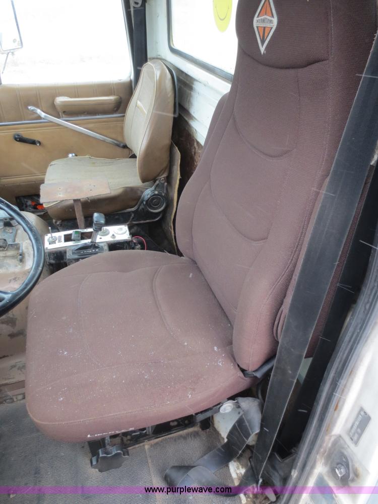 image for item F8177 1996 Ford LNT9000 truck cab and chassis