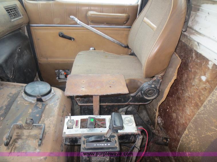 image for item F8177 1996 Ford LNT9000 truck cab and chassis