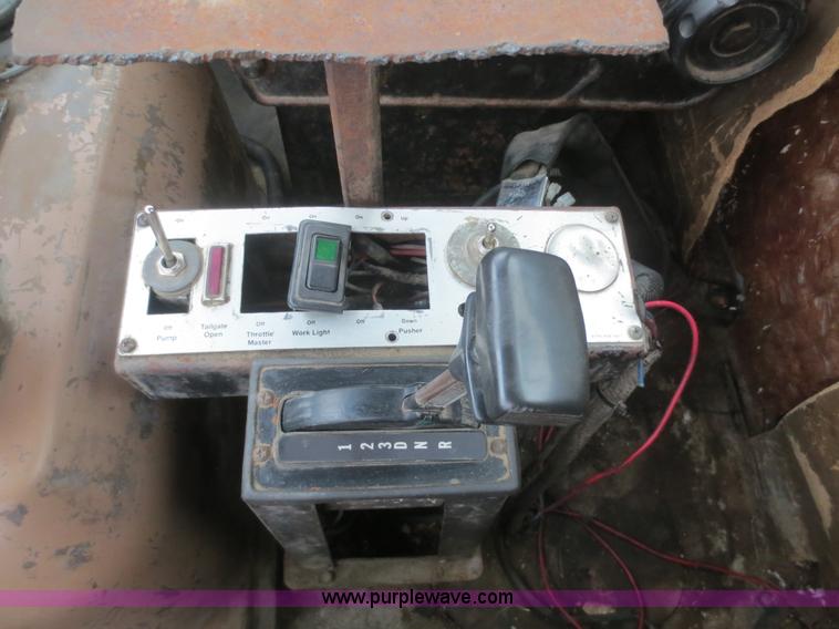 image for item F8177 1996 Ford LNT9000 truck cab and chassis