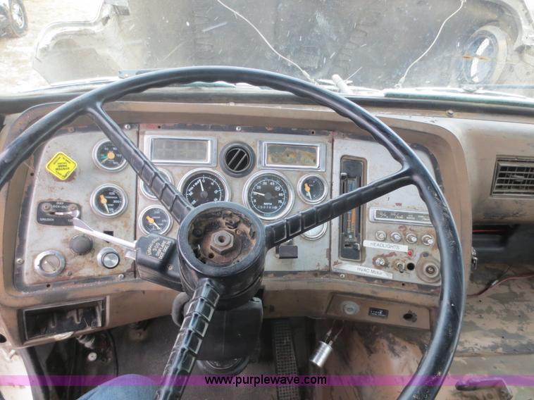 image for item F8177 1996 Ford LNT9000 truck cab and chassis