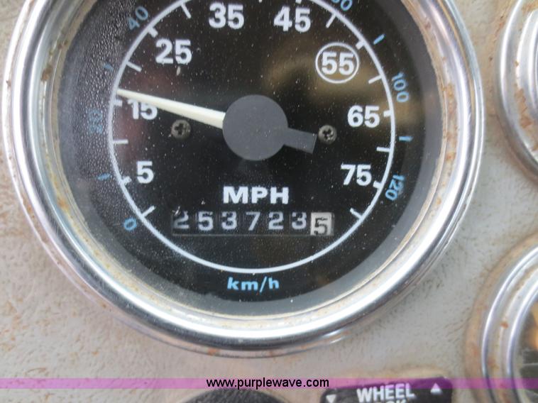 image for item F8177 1996 Ford LNT9000 truck cab and chassis