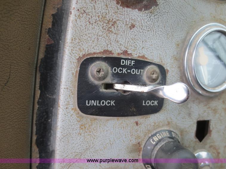 image for item F8177 1996 Ford LNT9000 truck cab and chassis