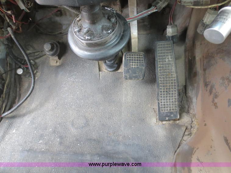 image for item F8177 1996 Ford LNT9000 truck cab and chassis