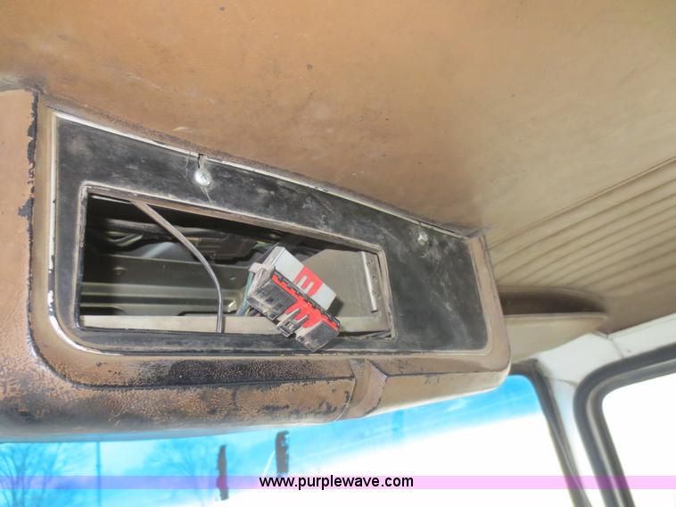 image for item F8177 1996 Ford LNT9000 truck cab and chassis