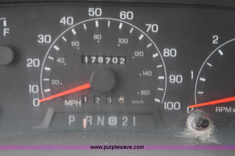 image for item H1373 2001 Ford F250 XL pickup truck