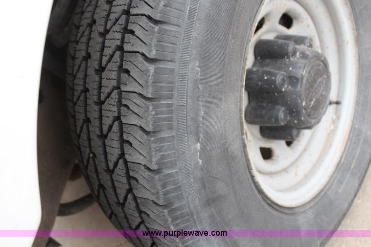 image for item H1373 2001 Ford F250 XL pickup truck