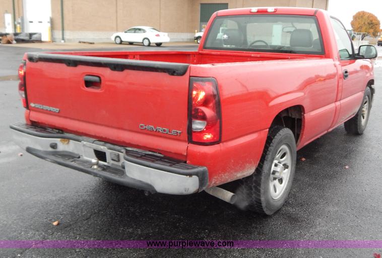 image for item H3922 2005 Chevrolet Silverado 1500 pickup truck