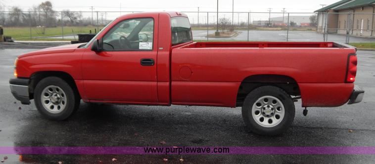 image for item H3922 2005 Chevrolet Silverado 1500 pickup truck