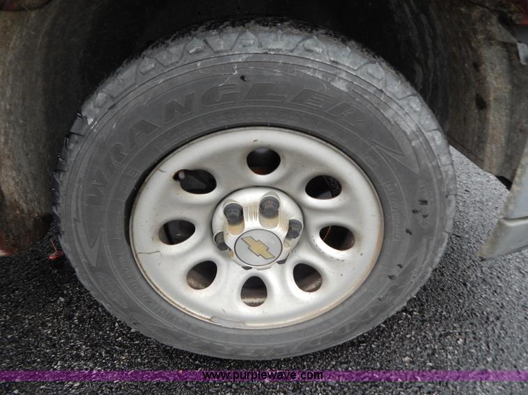 image for item H3922 2005 Chevrolet Silverado 1500 pickup truck