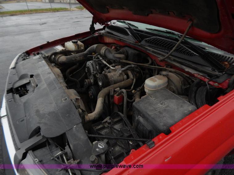 image for item H3922 2005 Chevrolet Silverado 1500 pickup truck