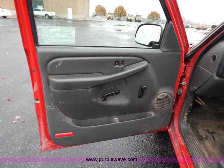 image for item H3922 2005 Chevrolet Silverado 1500 pickup truck