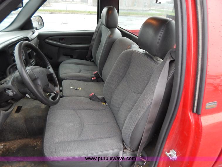 image for item H3922 2005 Chevrolet Silverado 1500 pickup truck