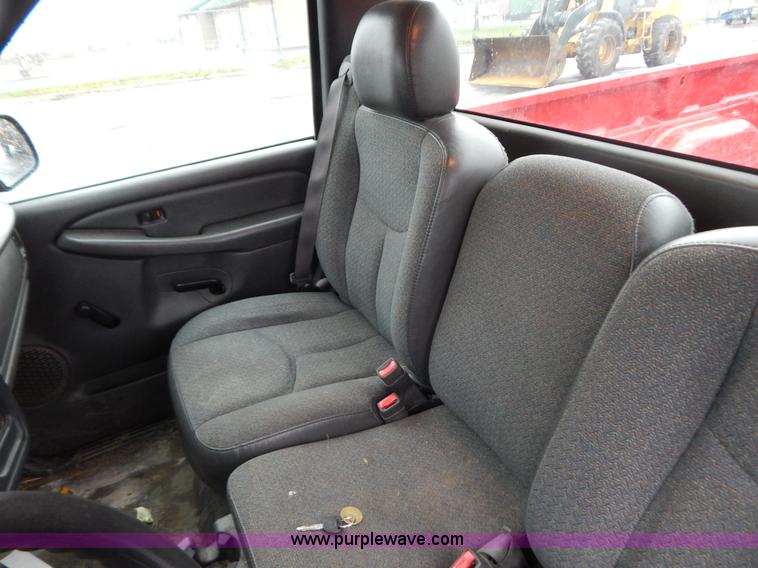 image for item H3922 2005 Chevrolet Silverado 1500 pickup truck