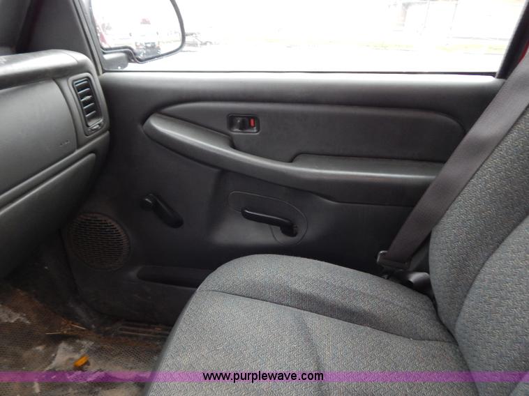 image for item H3922 2005 Chevrolet Silverado 1500 pickup truck