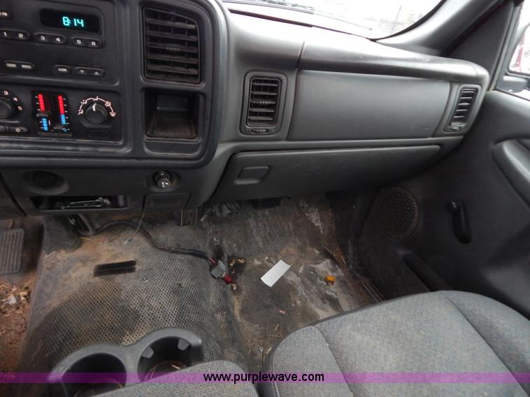 image for item H3922 2005 Chevrolet Silverado 1500 pickup truck