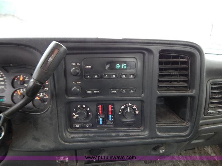 image for item H3922 2005 Chevrolet Silverado 1500 pickup truck