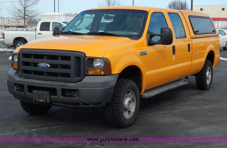 image for item I1202 2005 Ford F250 Super Duty Crew Cab pickup truck