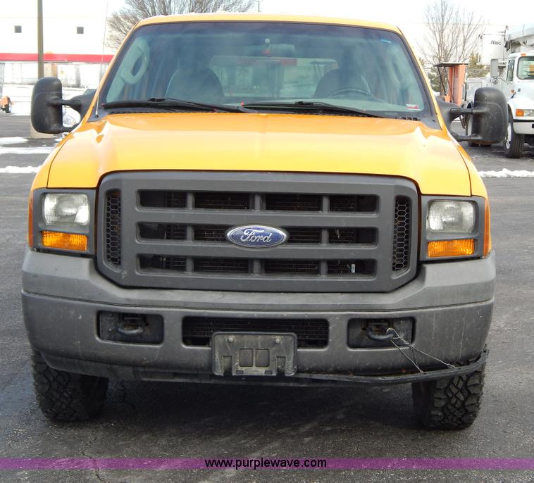 image for item I1202 2005 Ford F250 Super Duty Crew Cab pickup truck