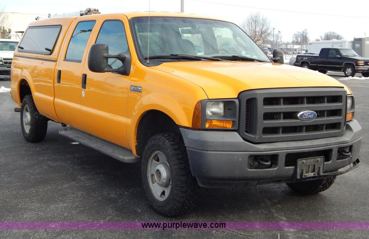 image for item I1202 2005 Ford F250 Super Duty Crew Cab pickup truck