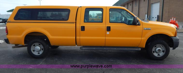 image for item I1202 2005 Ford F250 Super Duty Crew Cab pickup truck