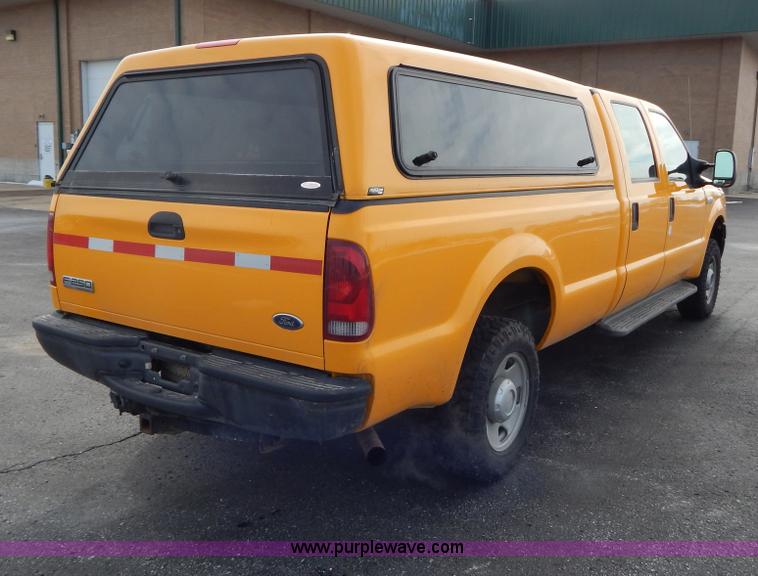 image for item I1202 2005 Ford F250 Super Duty Crew Cab pickup truck