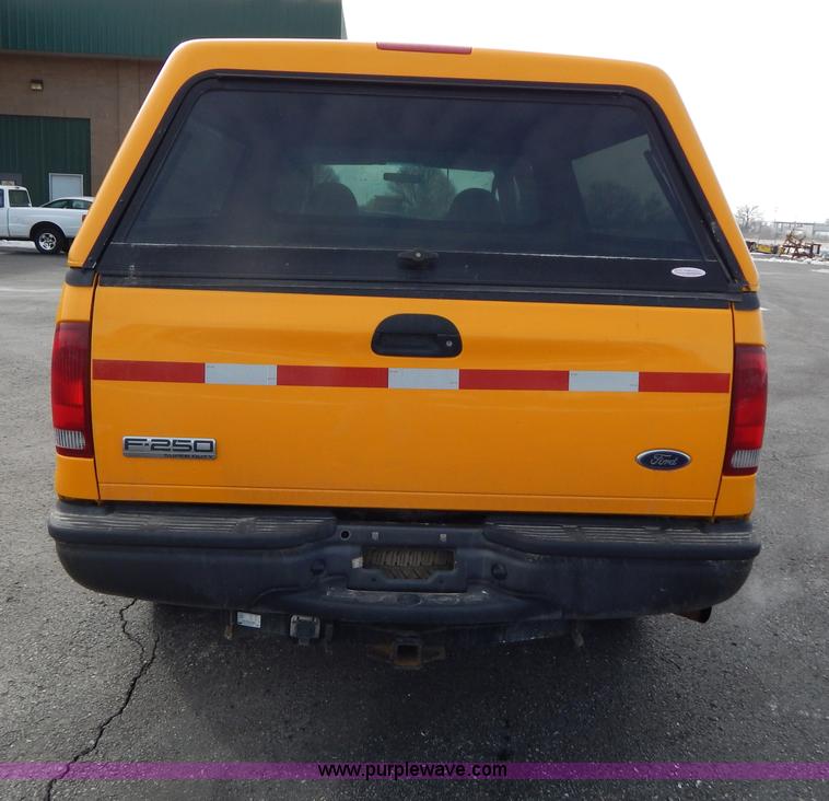 image for item I1202 2005 Ford F250 Super Duty Crew Cab pickup truck