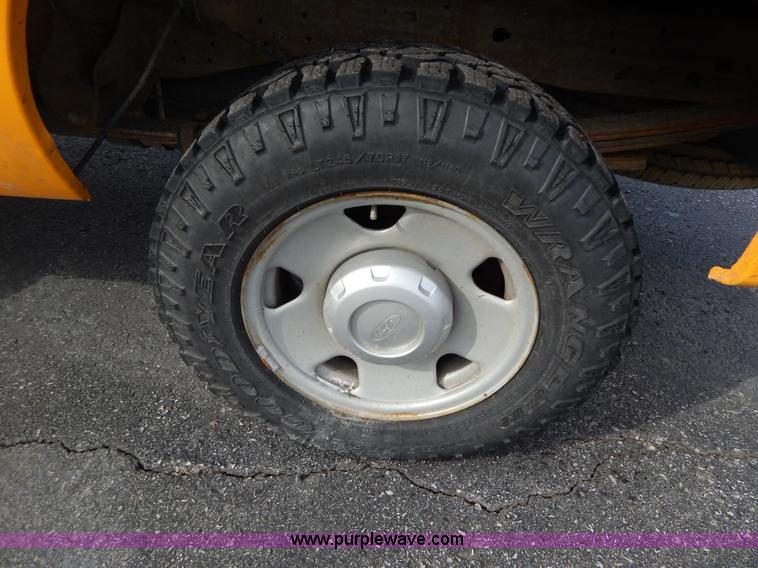 image for item I1202 2005 Ford F250 Super Duty Crew Cab pickup truck