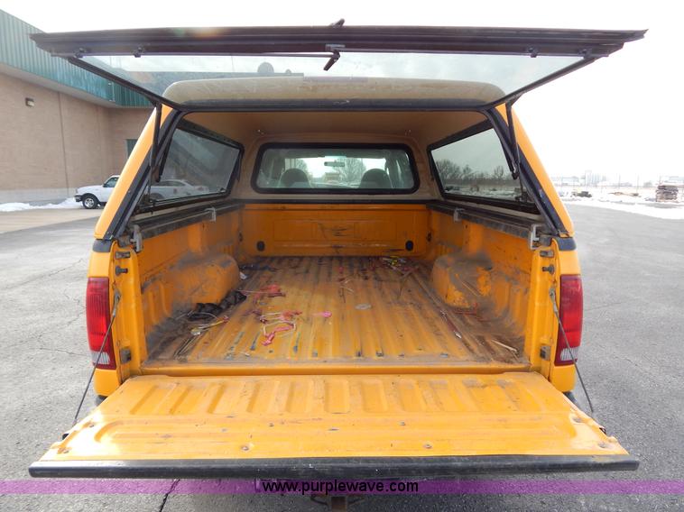 image for item I1202 2005 Ford F250 Super Duty Crew Cab pickup truck