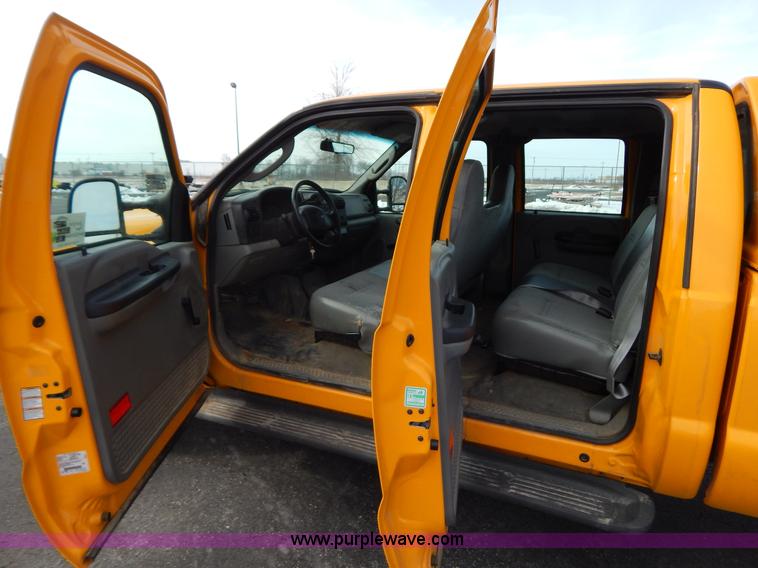 image for item I1202 2005 Ford F250 Super Duty Crew Cab pickup truck