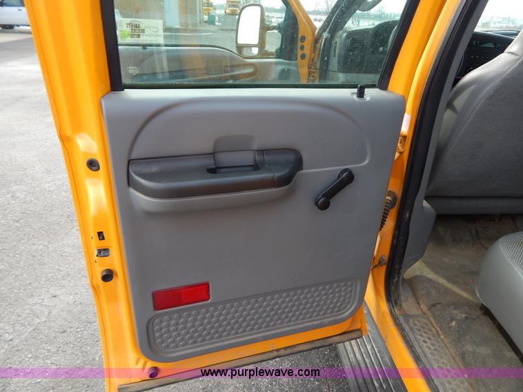 image for item I1202 2005 Ford F250 Super Duty Crew Cab pickup truck