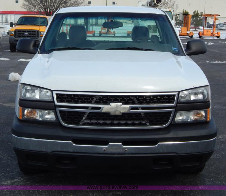 image for item I1203 2006 Chevrolet Silverado 1500 pickup truck