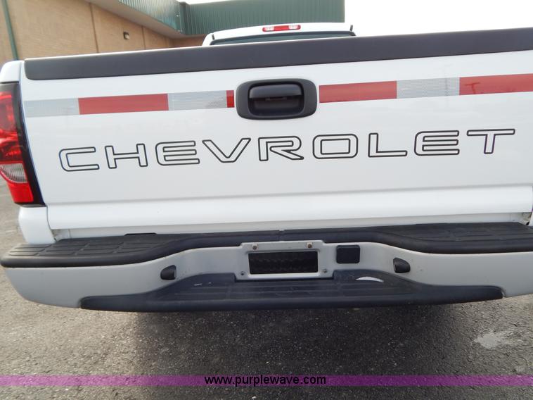 image for item I1203 2006 Chevrolet Silverado 1500 pickup truck