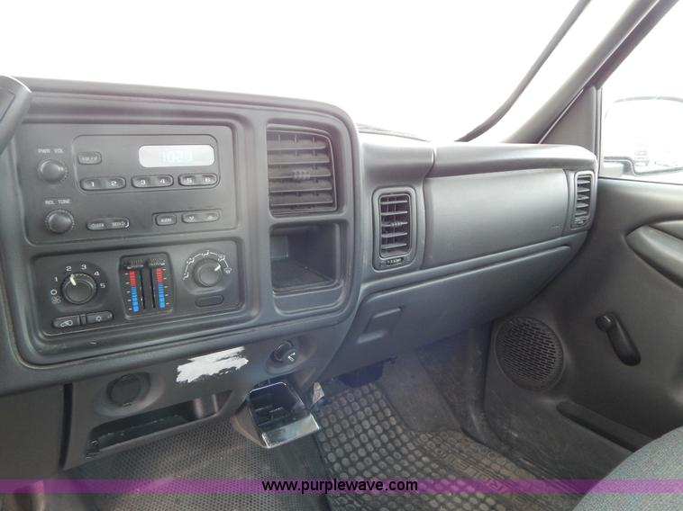 image for item I1203 2006 Chevrolet Silverado 1500 pickup truck