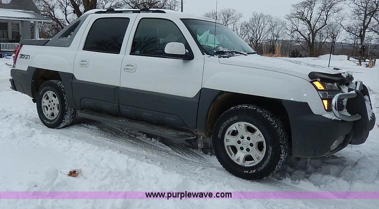 image for item I9431 2002 Chevrolet Avalanche 1500 Z71 pickup truck