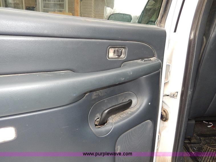 image for item I9431 2002 Chevrolet Avalanche 1500 Z71 pickup truck