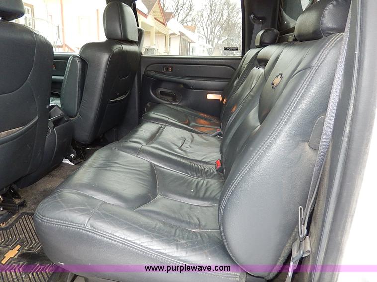 image for item I9431 2002 Chevrolet Avalanche 1500 Z71 pickup truck