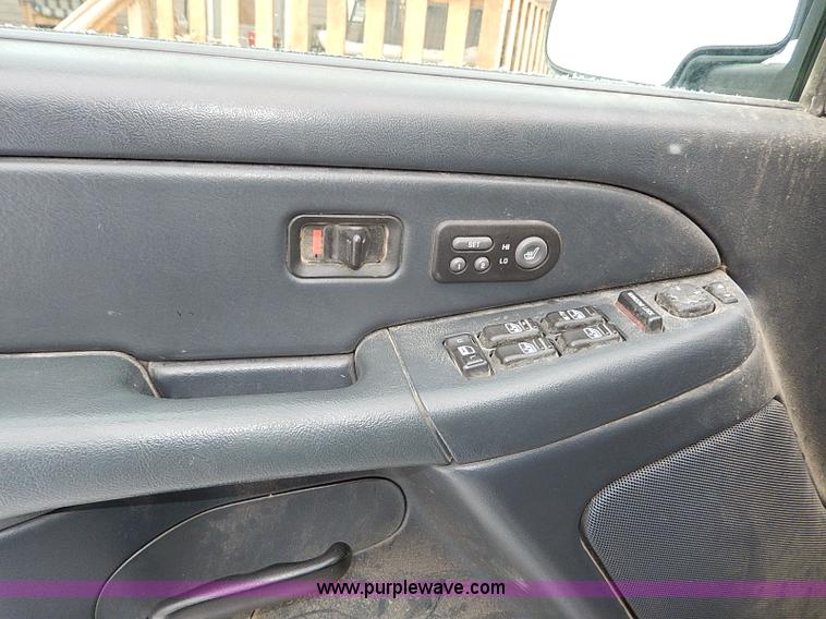 image for item I9431 2002 Chevrolet Avalanche 1500 Z71 pickup truck