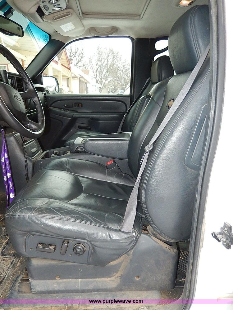 image for item I9431 2002 Chevrolet Avalanche 1500 Z71 pickup truck