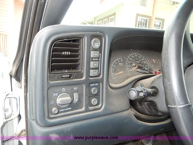 image for item I9431 2002 Chevrolet Avalanche 1500 Z71 pickup truck