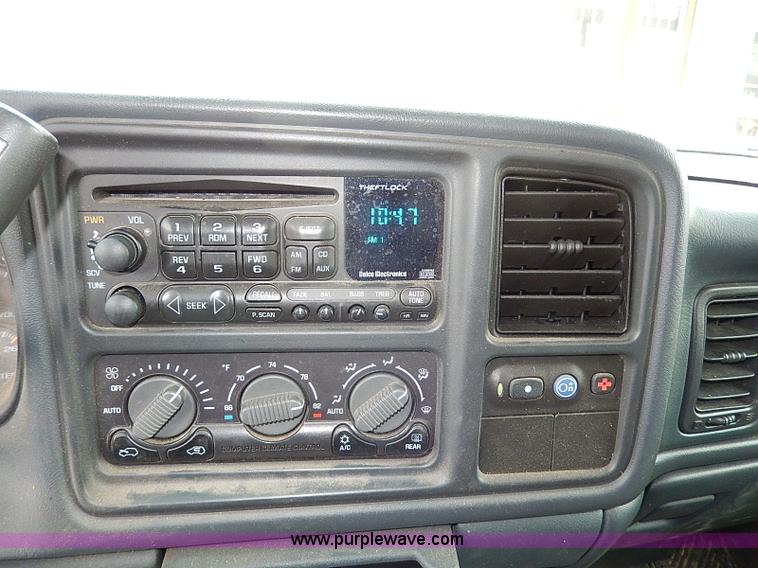 image for item I9431 2002 Chevrolet Avalanche 1500 Z71 pickup truck