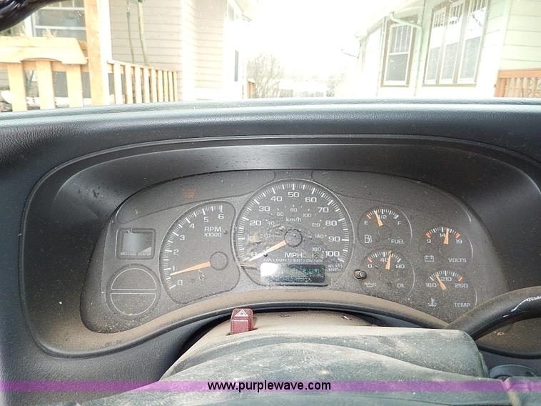 image for item I9431 2002 Chevrolet Avalanche 1500 Z71 pickup truck