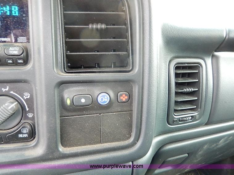 image for item I9431 2002 Chevrolet Avalanche 1500 Z71 pickup truck