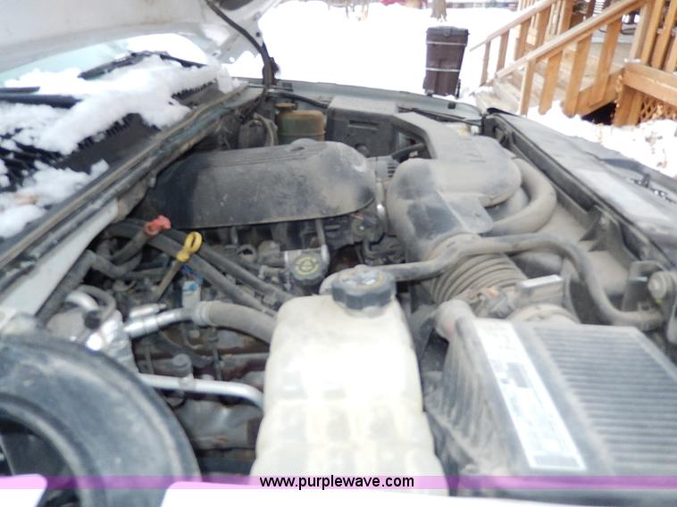 image for item I9431 2002 Chevrolet Avalanche 1500 Z71 pickup truck