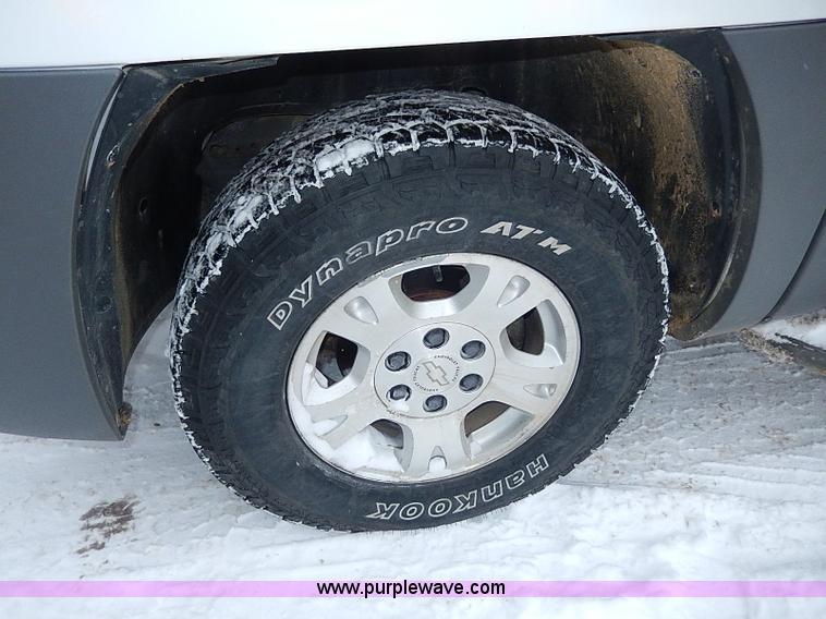 image for item I9431 2002 Chevrolet Avalanche 1500 Z71 pickup truck