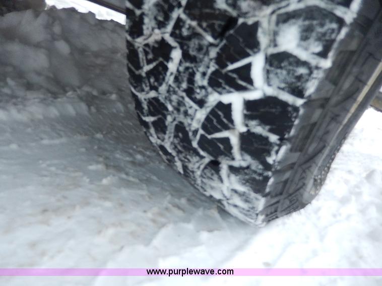 image for item I9431 2002 Chevrolet Avalanche 1500 Z71 pickup truck