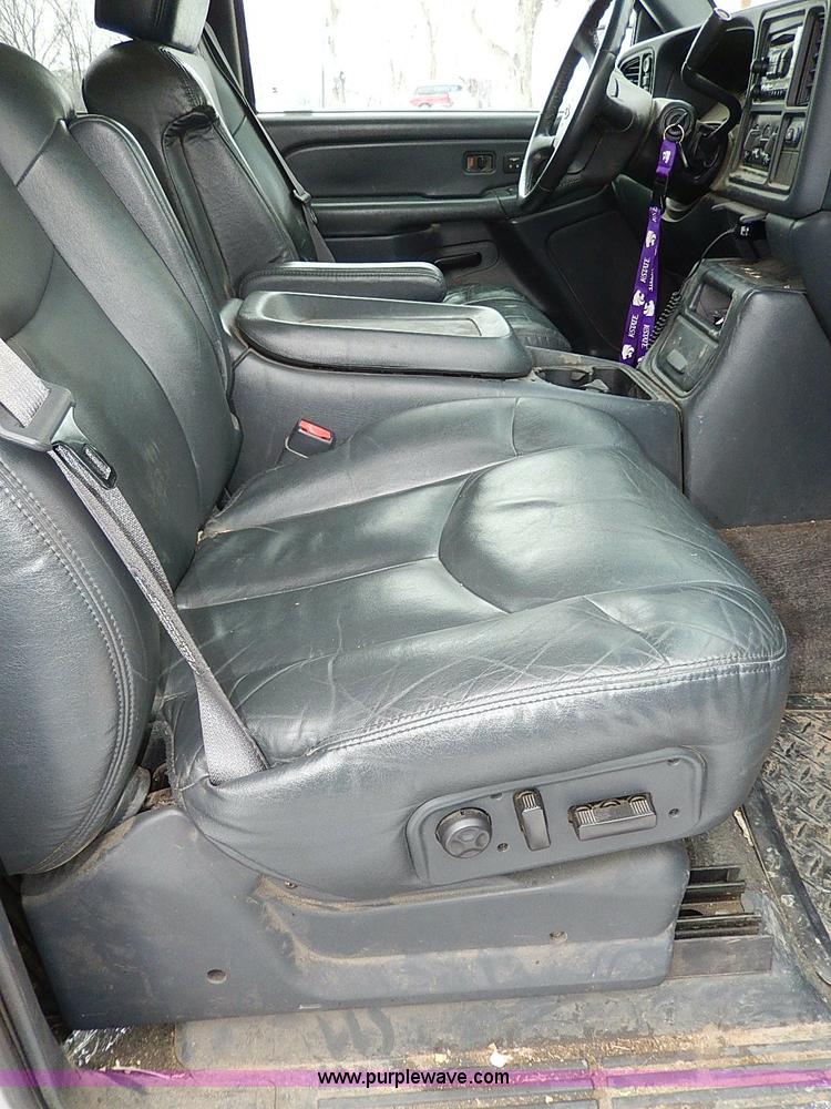 image for item I9431 2002 Chevrolet Avalanche 1500 Z71 pickup truck