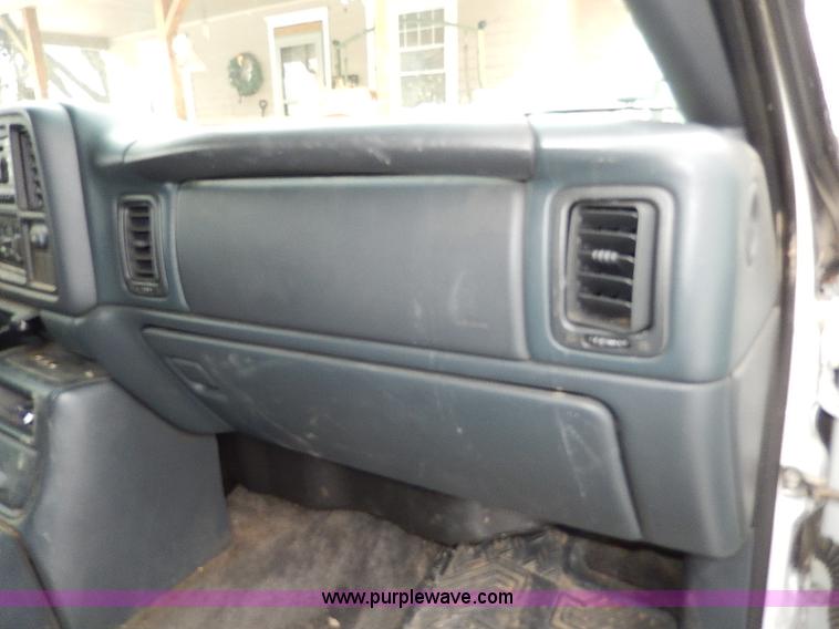 image for item I9431 2002 Chevrolet Avalanche 1500 Z71 pickup truck